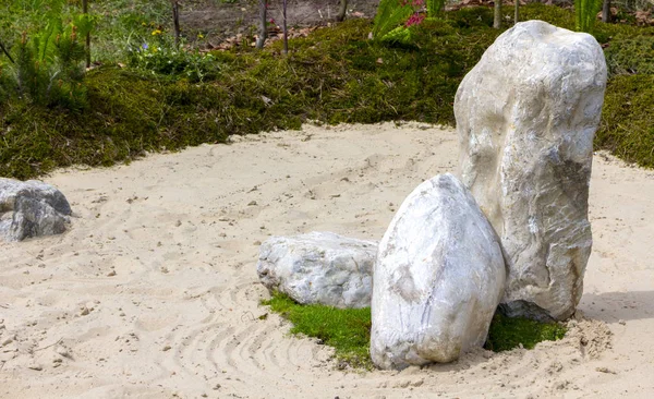 대리석 칩과 바위 돌의 일본 정원의 창조에서의 사용 — 스톡 사진