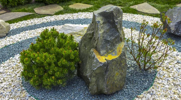 Mermer cips ve kayalar Japon bahçe taş oluşturulmasında kullanımı — Stok fotoğraf