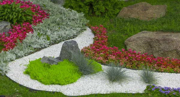 Die Verwendung von Marmorsplittern und Felsbrocken bei der Schaffung des japanischen Steingartens — Stockfoto