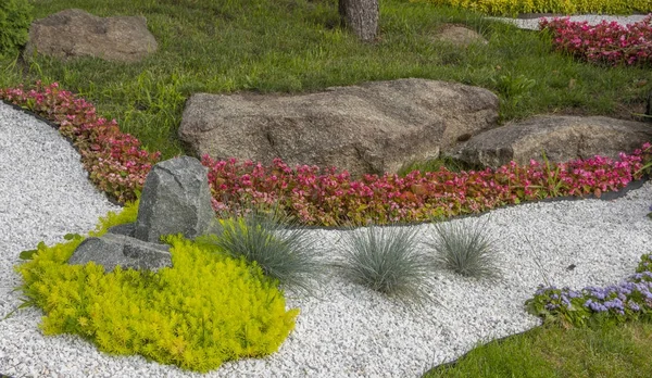 O uso de lascas de mármore e pedras na criação do jardim japonês de pedras — Fotografia de Stock