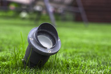 Ortaçağ ın bahçesinde bir sulu yeşil çim ile yapılan Bahçe lambası