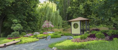 Japon tarzı temiz, bakımlı bir bahçede