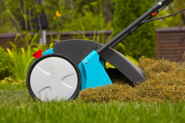 토양 통 기 통풍 기계 잔디 잔디에 운영 하는 정원사 — 스톡 사진