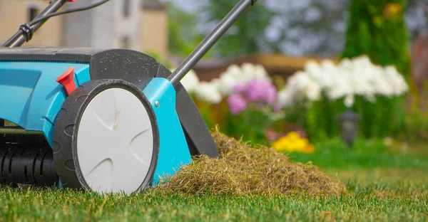 Máquina de aireación del suelo de funcionamiento del jardinero en césped de hierba — Foto de Stock