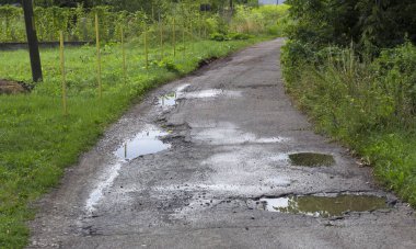 Doğruca gür önde gelen lastik ile kırsal toprak yol izler