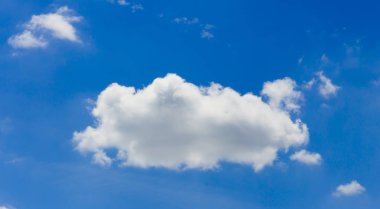 gün ortasında mavi gökyüzü parlak güneşli bulutlar karşı