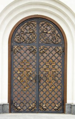 Eski ahşap kapı ile sahte menteşeler, ahşap doku eski öğeleri dövme ile kapılar