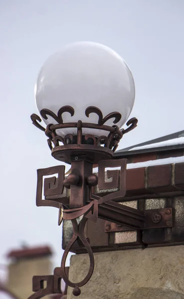 Vintage latarnia uliczna składa się z elementów kutych. — Zdjęcie stockowe