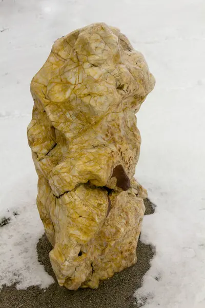 Pedra de mármore grande no jardim, uso de pedras para decoração de gramado — Fotografia de Stock