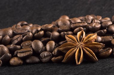 kahve tanelerinin yüzeyinde güzel olayları ile arka plan üzerinde yıldız anason