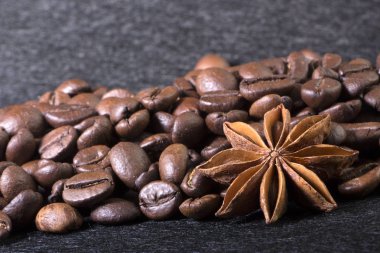 kahve tanelerinin yüzeyinde güzel olayları ile arka plan üzerinde yıldız anason