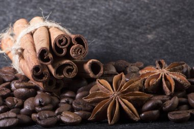 Yakın çekim, kavrulmuş kahve çekirdeği, tubberry, tarçın ve çikolata.