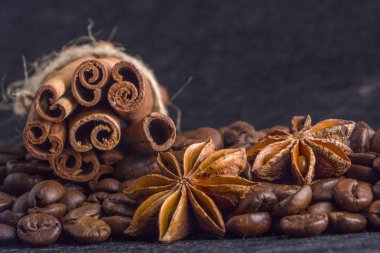 Yakın çekim, kavrulmuş kahve çekirdeği, tubberry, tarçın ve çikolata.