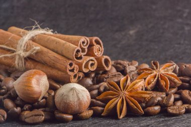 Yakın çekim, kavrulmuş kahve çekirdeği, tubberry, tarçın ve çikolata.