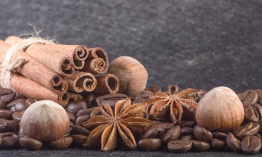 Yakın çekim, kavrulmuş kahve çekirdeği, tubberry, tarçın ve çikolata.