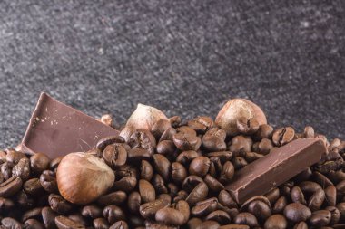 Yakın çekim, kavrulmuş kahve çekirdeği, tubberry, tarçın ve çikolata.