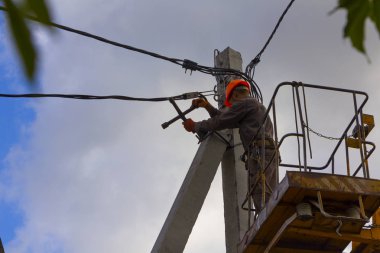 Elektrik sonrası güç kutup elektrikçi yan hakem tamirci işçisi tırmanma, iş