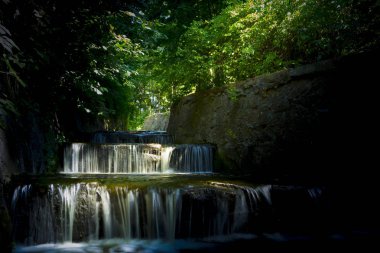 Güzel dağ orman akarsu, su yansıması ile