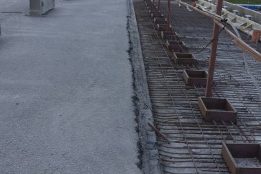Dökme beton yüzey hazır bir kılavuz takviye koydu