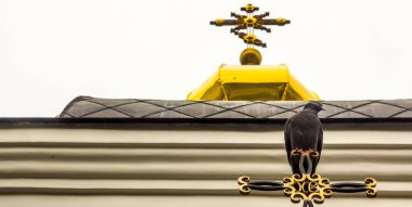 Ortodoks Kilisesi haç üzerinde oturan güvercin