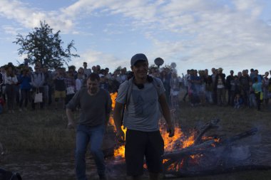 Kiev, Ukrayna - 6 Temmuz 2017: Kutlama Ivan Kupala Pirogovo içinde. Dans insanlar, çelenk yapmak ve ateşte atlamak.