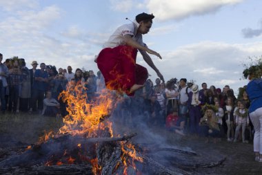 Kiev, Ukrayna - 6 Temmuz 2017: Kutlama Ivan Kupala Pirogovo içinde. Dans insanlar, çelenk yapmak ve ateşte atlamak.