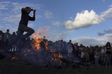 Kiev, Ukrayna - 6 Temmuz 2017: Kutlama Ivan Kupala Pirogovo içinde. Dans insanlar, çelenk yapmak ve ateşte atlamak.