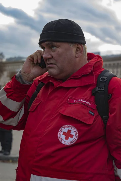 Kiev, Ukraine, Place de l'Indépendance, 9 septembre : Le volontaire de la Croix-Rouge se tient près du bâtiment des combattants de la Garde nationale — Photo