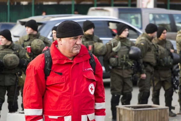 Kiev, Ucrania, Plaza de la Independencia, 9 de septiembre: El Voluntario de la Cruz Roja se encuentra cerca del edificio de los combatientes de la Guardia Nacional — Foto de Stock