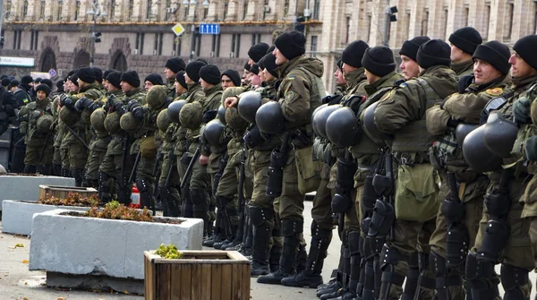 Kiev (Ukraine) - 9 septembre, 2017 Des soldats de la Garde nationale gardent l'ordre pendant la manifestation — Photo