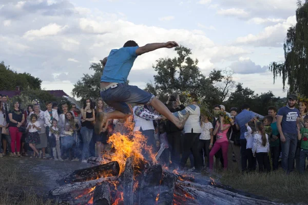 КИЕВ, УКРАИНА - 6 июля 2017 года: Празднование Ивана Купалы в Пирогово. Люди танцуют, делают венки и прыгают через огонь . — стоковое фото