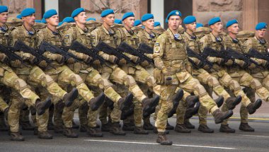 Kiev, Ukrayna - 24 Mayıs 2017: Bağımsızlık günü Ukrayna için 26 yıl dönümü adanmış Kiev içinde askeri geçit töreni. Khreshchatyk'a koloni basamakta askerler.