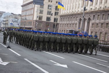 Kiev, Ukrayna - 24 Mayıs 2017: Bağımsızlık günü Ukrayna için 26 yıl dönümü adanmış Kiev içinde askeri geçit töreni. Khreshchatyk'a koloni basamakta askerler.