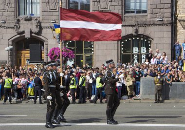 Kiev, Ukrayna - 24 Mayıs 2017: Bağımsızlık günü Ukrayna için 26 yıl dönümü adanmış Kiev içinde askeri geçit töreni. Khreshchatyk'a koloni basamakta askerler.