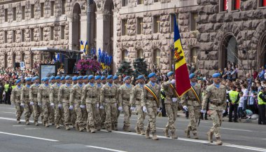Kiev, Ukrayna - 24 Mayıs 2017: Bağımsızlık günü Ukrayna için 26 yıl dönümü adanmış Kiev içinde askeri geçit töreni. Khreshchatyk'a koloni basamakta askerler.