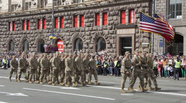 Kiev, Ukrayna - 24 Mayıs 2017: Bağımsızlık günü Ukrayna için 26 yıl dönümü adanmış Kiev içinde askeri geçit töreni. Khreshchatyk'a koloni basamakta askerler.