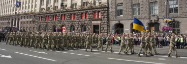 Kiev, Ukrayna - 24 Mayıs 2017: Bağımsızlık günü Ukrayna için 26 yıl dönümü adanmış Kiev içinde askeri geçit töreni. Khreshchatyk'a koloni basamakta askerler.