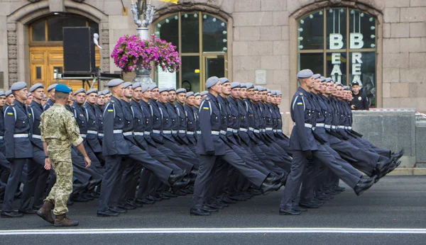 Kiev, Oekraïne - 24 mei 2017: Militaire parade in Kiev gewijd aan de dag van de onafhankelijkheid van Oekraïne, 26e verjaardag. Soldaten in de kolonie stap op Chresjtsjatyk. — Stockfoto