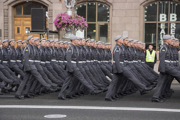КИЕВ, УКРАИНА - 24 мая 2017 года: Военный парад в Киеве, посвященный Дню Независимости Украины, 26-летию. Солдаты в колонии наступают на Крещатик
.