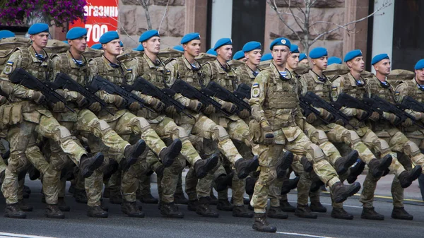 KYIV, UCRAINA - 24 MAGGIO 2017: Parata militare a Kiev dedicata alla Giornata dell'Indipendenza dell'Ucraina, 26 anni. Soldati nella colonia passo su Khreshchatyk . — Foto Stock