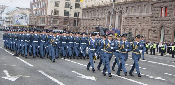 QUIIV, UCRÂNIA - 24 de maio de 2017: Desfile militar em Kiev dedicado ao Dia da Independência da Ucrânia, vigésimo sexto aniversário. Soldados na etapa da colônia em Khreshchatyk . — Fotografia de Stock