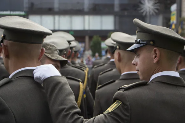 QUIIV, UCRÂNIA - 24 de maio de 2017: Desfile militar em Kiev dedicado ao Dia da Independência da Ucrânia, vigésimo sexto aniversário. Soldados na etapa da colônia em Khreshchatyk . — Fotografia de Stock