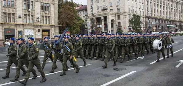 Kiev, Oekraïne - 24 mei 2017: Militaire parade in Kiev gewijd aan de dag van de onafhankelijkheid van Oekraïne, 26e verjaardag. Soldaten in de kolonie stap op Chresjtsjatyk. — Stockfoto