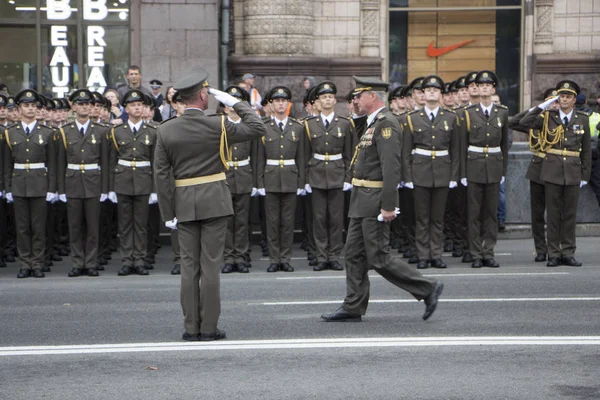 KYIV, UKRAINE - 24 MAI 2017 : Défilé militaire à Kiev dédié au Jour de l'indépendance de l'Ukraine, 26e anniversaire. Des soldats dans la colonie marchent sur Khreshchatyk . — Photo