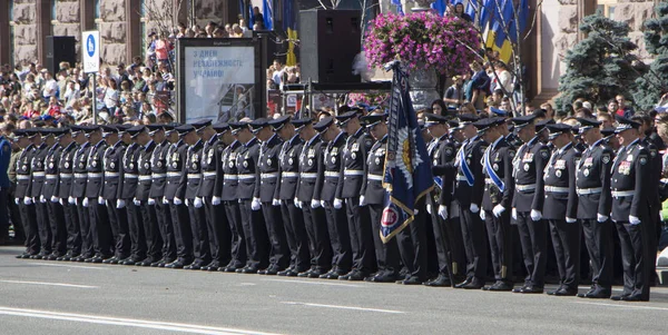 KYIV, UKRAINE - 24 MAI 2017 : Défilé militaire à Kiev dédié au Jour de l'indépendance de l'Ukraine, 26e anniversaire. Des soldats dans la colonie marchent sur Khreshchatyk . — Photo