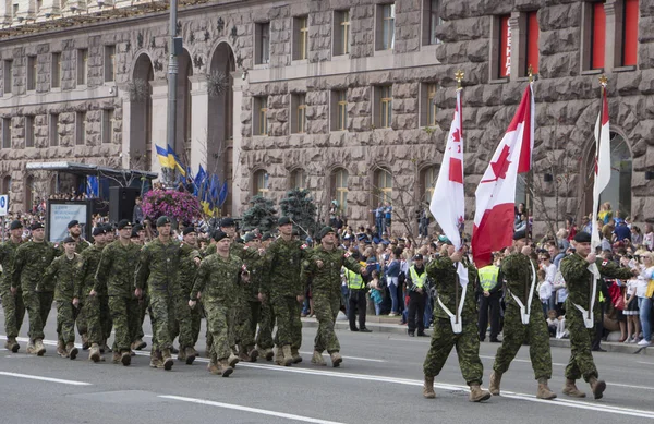 KYIV, UKRAINE - 24 MAI 2017 : Défilé militaire à Kiev dédié au Jour de l'indépendance de l'Ukraine, 26e anniversaire. Des soldats dans la colonie marchent sur Khreshchatyk . — Photo