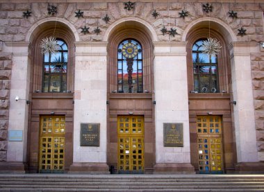 Pencere ve eski bir taş yazlık evin duvarına yakın