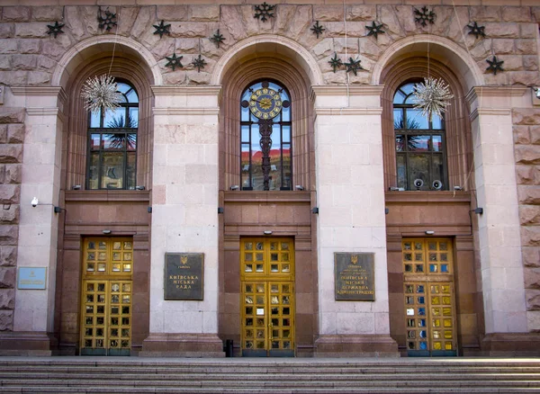 Pencere ve eski bir taş yazlık evin duvarına yakın