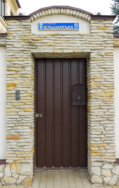 Egy régi középkori fából készült ajtó egy kivert kovácsolt vas-frame — Stock Fotó