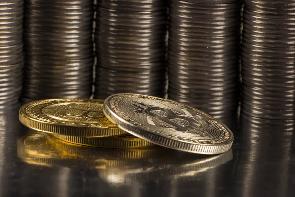 Bitcoin avec fond de pièces d'argent. Bitcoin crypto-monnaie bancaire argent technologie d'entreprise — Photo